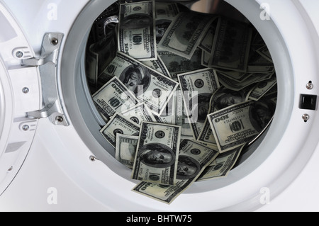 Concept de blanchiment - 100 dollar bills blanchis dans un lave-linge. Banque D'Images