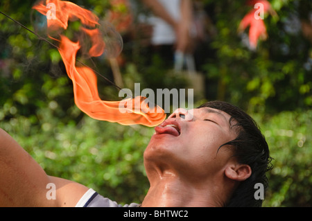 Mangeur de feu se produisant au Festival de rue Silom à Bangkok en Thaïlande Banque D'Images