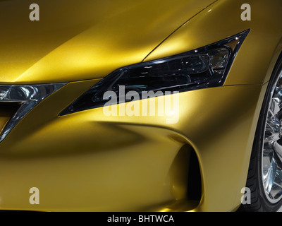 Gros plan du brillant or exotique voiture hybride Lexus LF-Ch concept car Banque D'Images
