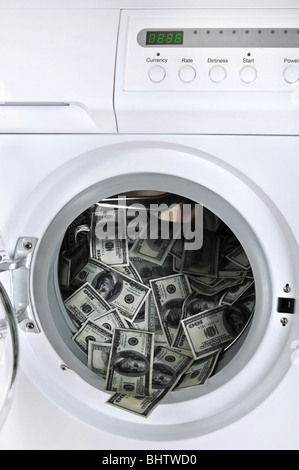 Concept de blanchiment - 100 dollar bills blanchis dans un lave-linge. Banque D'Images