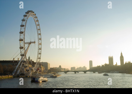 Le London Eye et Westminster Bridge avec la Tamise Banque D'Images