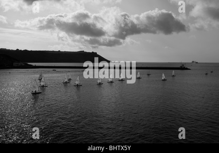 Bateaux à voile sur le Plymouth Sound Banque D'Images