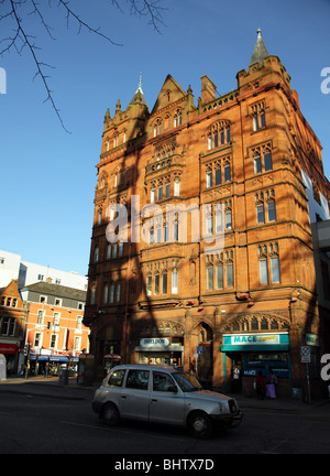 Bâtiment de l'océan, Donegall Square East, Belfast City Centre avec un taxi par la conduite et l'ombre de la roue de Belfast été exprimés. Banque D'Images