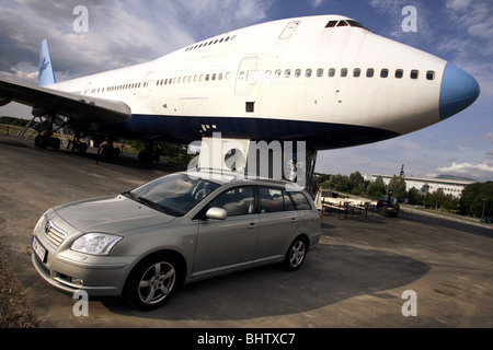 Toyota Avensis Estate & Jumbo Hostel, l'aéroport d'Arlanda, Stockholm, Suède Banque D'Images
