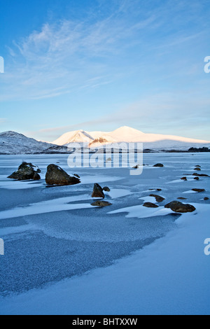 Frozen Lochan na h'Achlaise sur Rannoch Moor, Ecosse Banque D'Images