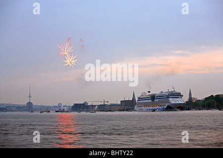 Le paquebot de ligne Aida Diva et d'artifice, Kiel, Allemagne Banque D'Images