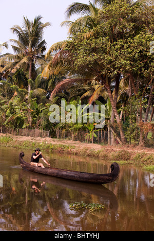 L'Inde, le Kerala, Alappuzha, Chennamkary, ouest de canot en bois pagaie visiteur grâce à l'eau dormante Banque D'Images