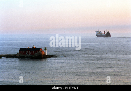 Un gyrophare et d'un cargo sur la mer à Göteborg, Suède Banque D'Images