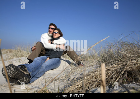 Un couple dans l'amour au milieu des dunes Banque D'Images