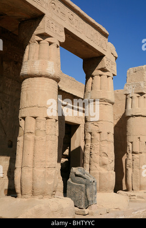 Colonnes du temple funéraire de Seti I à la nécropole thébaine, près de Louxor, Egypte Banque D'Images