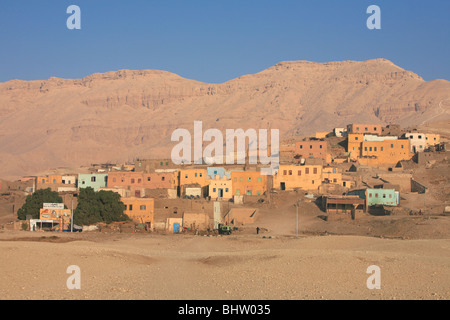 Le village de Qurnet Murai dans la nécropole thébaine, près de Louxor, Egypte Banque D'Images