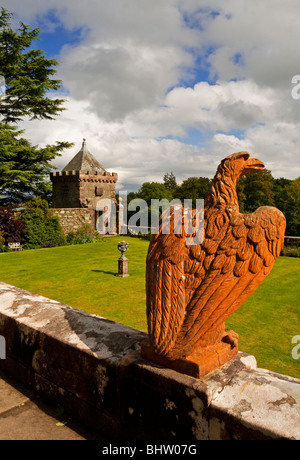 Le jardin et pelouse de Torosay Castle près de Craignure sur l'île de Mull dans les Hébrides intérieures de l'Écosse de l'ouest construit en 1858 Banque D'Images