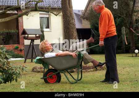 Vieil homme transportant une femme dans une brouette, Cottbus, Allemagne Banque D'Images