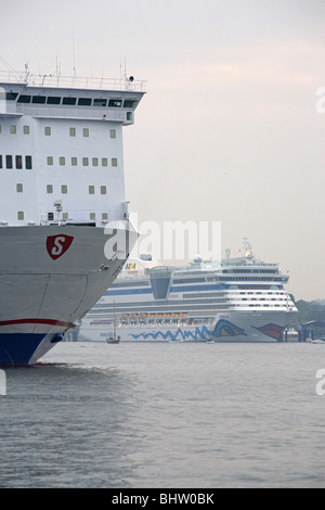 Poupe d'un paquebot Stena Line avec Aida Diva en arrière-plan, Kiel, Allemagne Banque D'Images