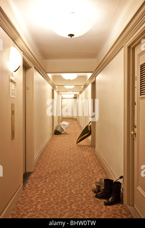 Couloir résidentiel vide avec raingear à l'extérieur des portes d'appartement, NYC, Etats-Unis Banque D'Images