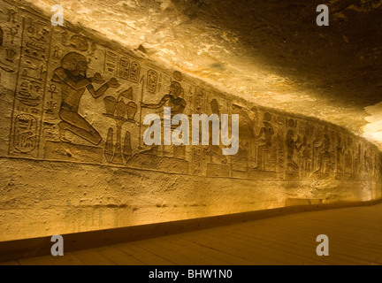 Mur de sculptures à l'intérieur du grand temple d'Abou Simbel en Egypte. Banque D'Images