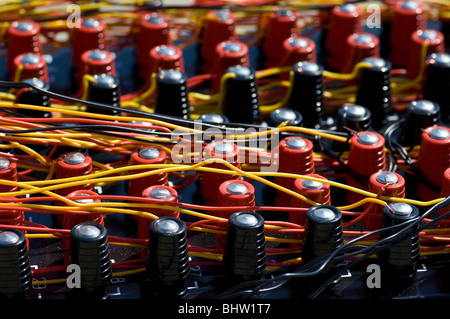 Les fusibles rouge et noir avec des câbles connectés ( artificiers professionnels base de lancement ) Banque D'Images