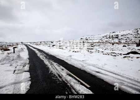 Route principale au cours de l'Ouest Yorkshire Moors à la suite d'une importante chute de neige en hiver Banque D'Images