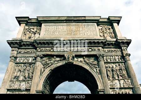 Arc de Triomphe de Trajan, 114-117 a.C. Édifices romains, Bénévent, Campanie, au sud de l'Italie, l'Europe Banque D'Images