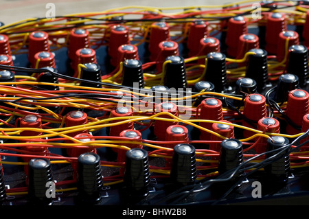 Les fusibles rouge et noir avec des câbles connectés ( artificiers professionnels base de lancement ) Banque D'Images