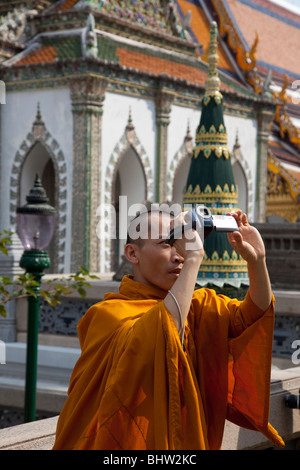 Moine, portant robe safran, prendre en photo le Grand Palace, Bangkok Banque D'Images