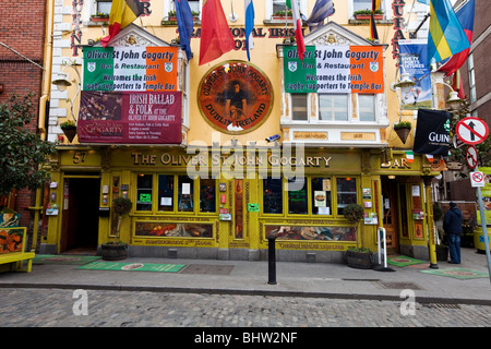 Le Oliver St John Half-penny Bridge Bar, Temple Bar, Dublin Banque D'Images