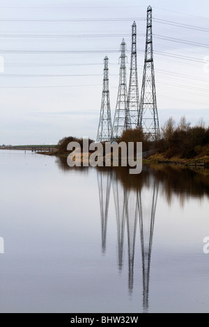 Pylônes électriques reflétée dans la rivière Ribble ; Preston, Lancashire Banque D'Images