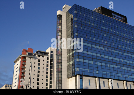 Helmont Chambre bloc d'appartements et de bureaux dans le centre-ville de Cardiff maintenant l'hôtel Premier Inn, Wales UK Banque D'Images