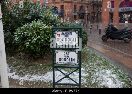 Signalisation bilingue sur le Jardin de Pierre Goudouli, poète Occitan, à Toulouse, en Haute Garonne, l'Occitanie, la France sous la pluie en hiver Banque D'Images