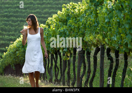 Jeune femme en verre de vin l'inhalation de vigne Banque D'Images