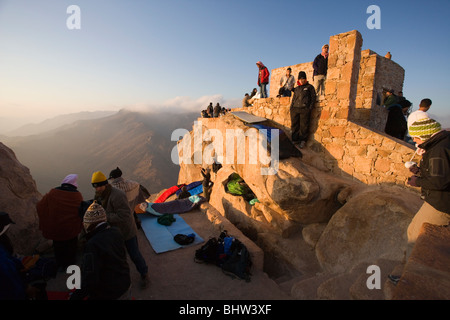 Les pèlerins passent la nuit sur le sommet du Mont Sinaï pour voir le lever du soleil, Saint Luc, l'Égypte. Banque D'Images