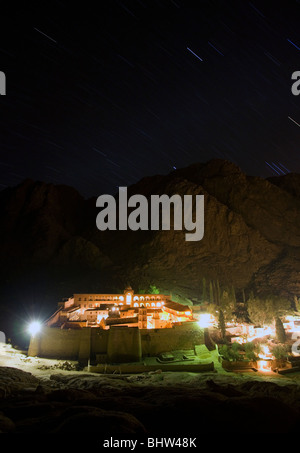 Star Trails sur le Monastère de Sainte Catherine dans le Sinaï, Égypte, Katherine St.. Banque D'Images