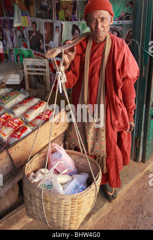 Le Myanmar, Birmanie, Kalaw, le moine bouddhiste dans le marché, l'État de Shan, Banque D'Images