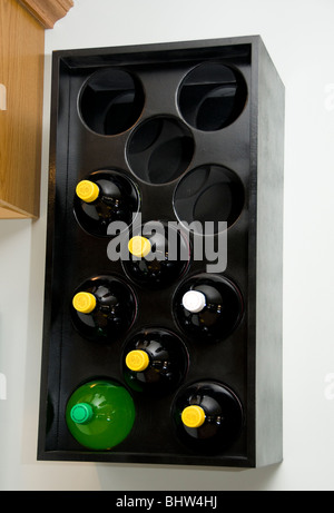 Deux litre limonade artisanale cabinet accroché sur un mur. Banque D'Images