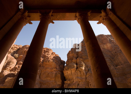 Voir des colonnes de l'intérieur du trésor ou Khaznah Al en regardant vers l'Al Siq canyon dans la ville antique de Pétra, en Jordanie. Banque D'Images