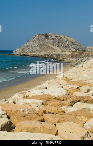 Montagnes de déchets abandonnés sur le bord de la mer Méditerranée par le Liban Saida Banque D'Images