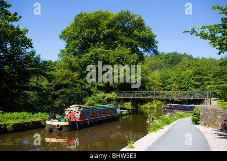 Bateaux sur l'étroit canal Forêt Pic à Whaley Bridge dans le Derbyshire, Angleterre, Banque D'Images