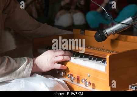 Dévot Hare Krishna jouant un harmonium à un dimanche après-midi (chant Kirtana cérémonie) Banque D'Images