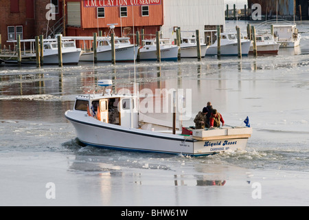 Bateau de travail à Cambridge glacées Creek Banque D'Images