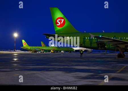 L'aéroport de nuit. S7 les avions à l'aérodrome. Tolmachevo, Novosibirsk, Russie. Banque D'Images