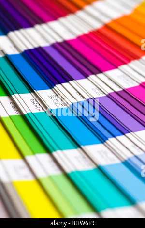 Les couleurs Pantone catalogue ouvert de l'échantillon Banque D'Images