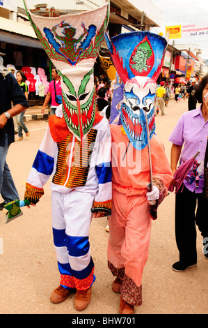 Les jeunes fantômes avec masques posant, phitakon festival (phi ta khon) , dansai loei , , Thaïlande Banque D'Images