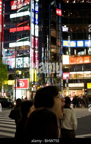 La nuit, dans le quartier de Ginza de Tokyo . Le quartier est le lieu de nombreuses boutiques de mode designer