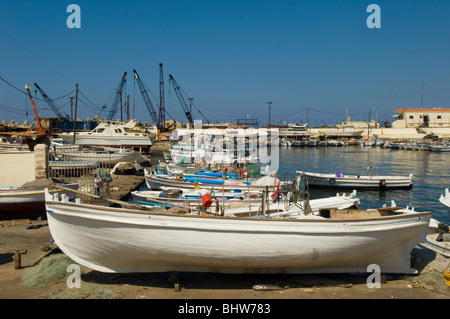 Les bateaux de pêche amarrés dans le port de Saïda Liban Moyen-Orient Asie Banque D'Images