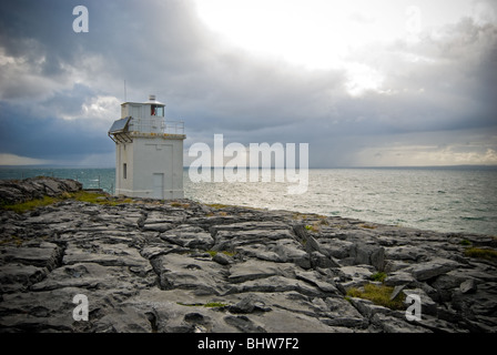 La tête noire phare avec des tempêtes sur l'océan Atlantique. Banque D'Images