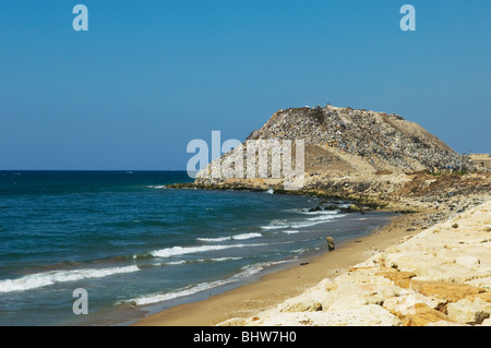 Montagnes de déchets abandonnés sur le bord de la mer Méditerranée par le Liban Saida Banque D'Images