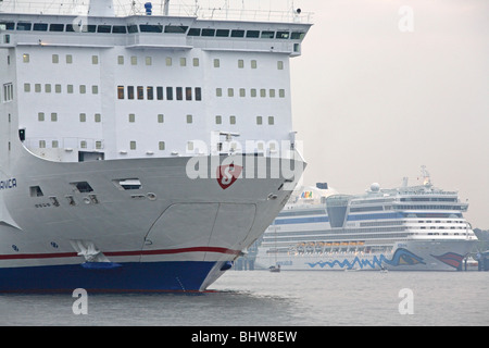 Poupe d'un paquebot Stena Line avec Aida Diva en arrière-plan, Kiel, Allemagne Banque D'Images