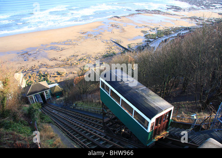 Un tramway funiculaire falaise sud descend au-dessus de South Bay Beach, Scarborough, North Yorkshire, UK, Banque D'Images