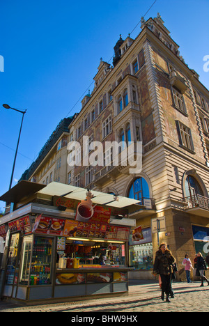 Storch House et snack-kiosk Vaclavske namesti square Prague République Tchèque Europe Banque D'Images