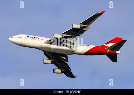 Boeing 747 exploité par Qantas escalade de décoller à l'aéroport Heathrow de Londres Banque D'Images